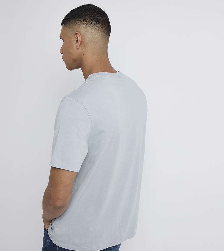 تيشيرت بياقة دائرية وطبعة مونوغرام