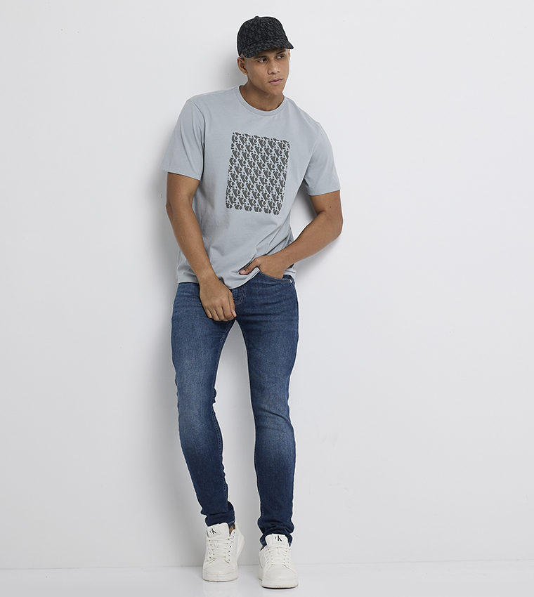 تيشيرت بياقة دائرية وطبعة مونوغرام