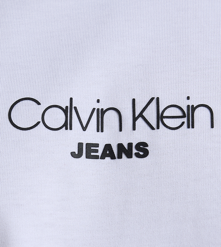 تيشيرت بأكمام قصيرة وشعار 