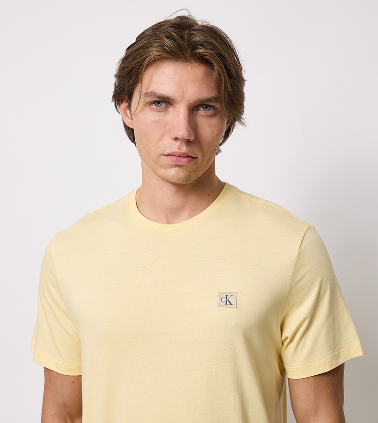 تيشيرت بياقة دائرية سادة كم قصير 