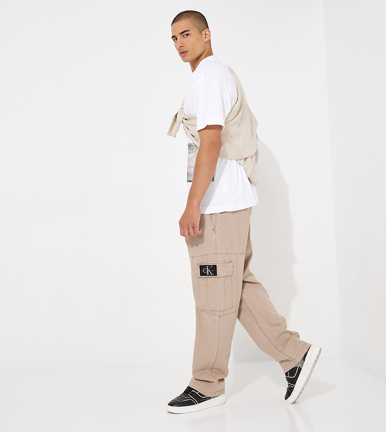 بنطال كارغو بقصة واسعة 