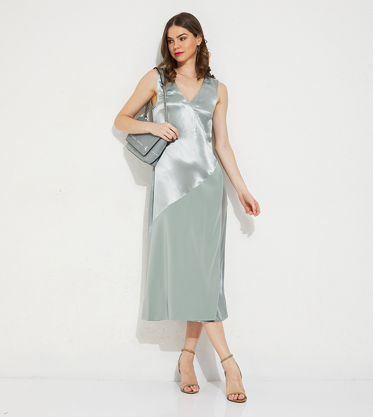 فستان ميدي بياقة V 