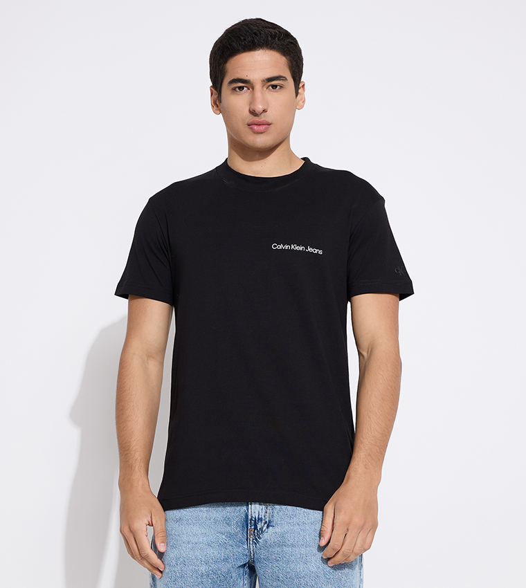 تيشيرت بياقة دائرية وبشعار الماركة