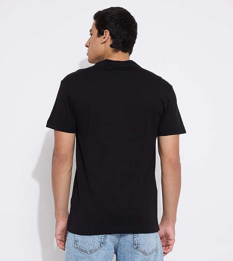 تيشيرت بياقة دائرية وبشعار الماركة