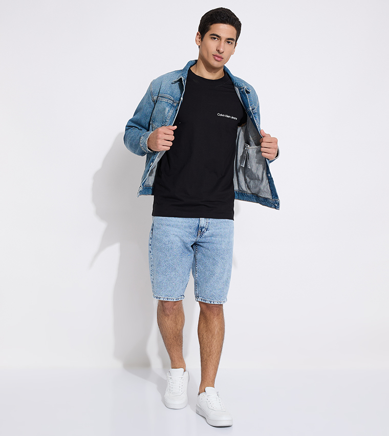 تيشيرت بياقة دائرية وبشعار الماركة