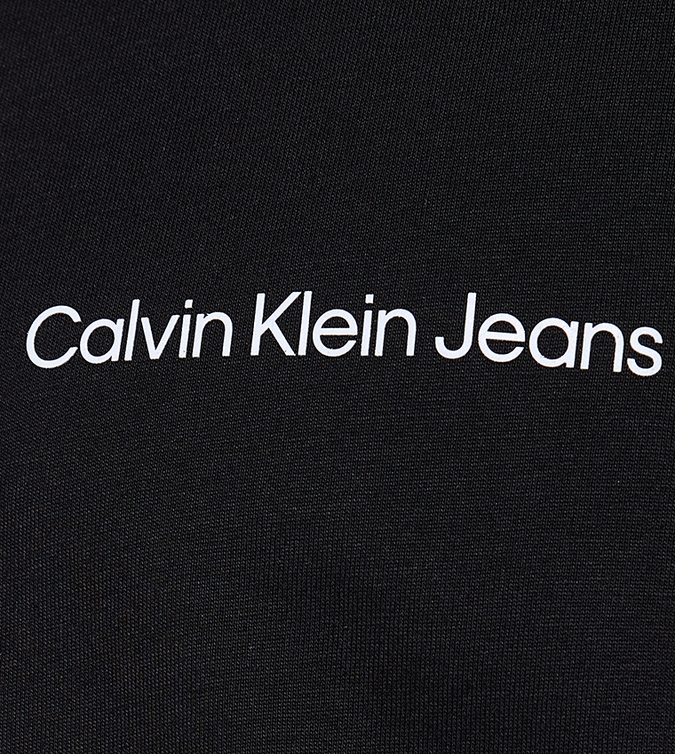 تيشيرت بياقة دائرية وبشعار الماركة