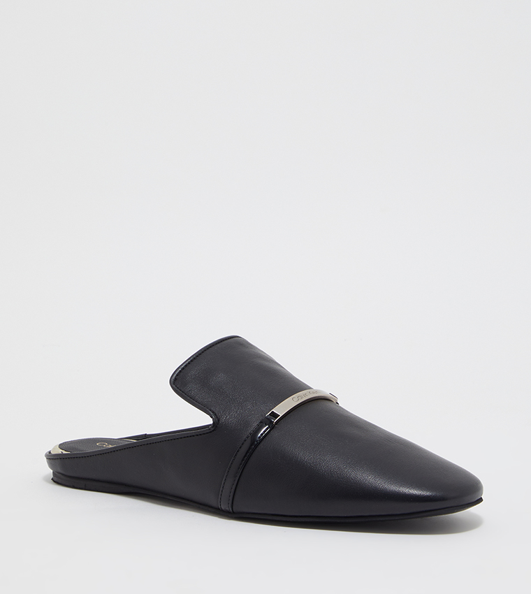 حذاء مفتوح من الخلف بمقدمة مستديرة وإكسسوار معدني