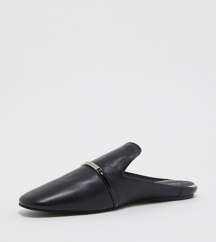 حذاء مفتوح من الخلف بمقدمة مستديرة وإكسسوار معدني