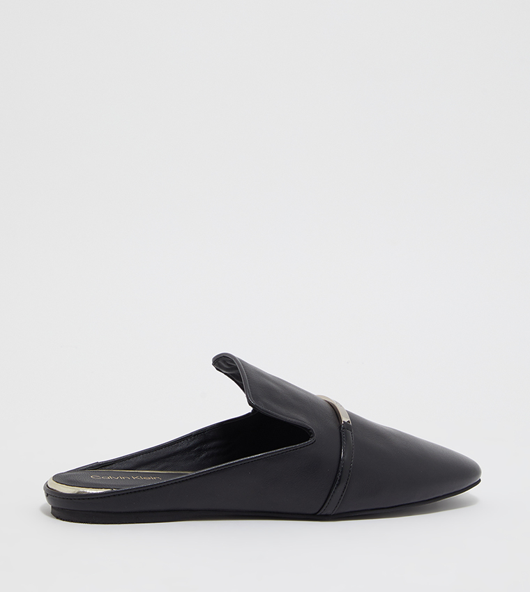 حذاء مفتوح من الخلف بمقدمة مستديرة وإكسسوار معدني