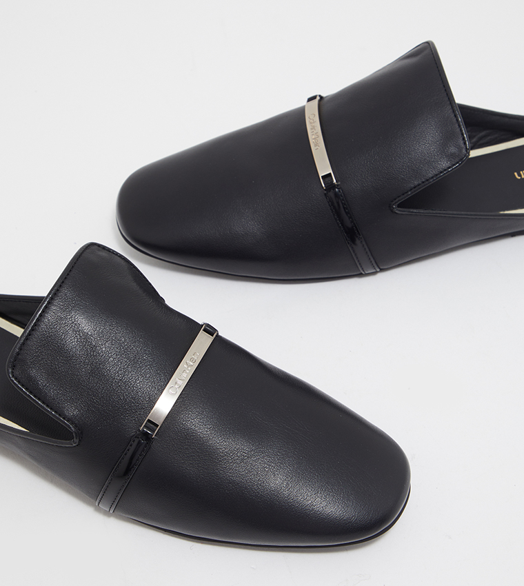 حذاء مفتوح من الخلف بمقدمة مستديرة وإكسسوار معدني