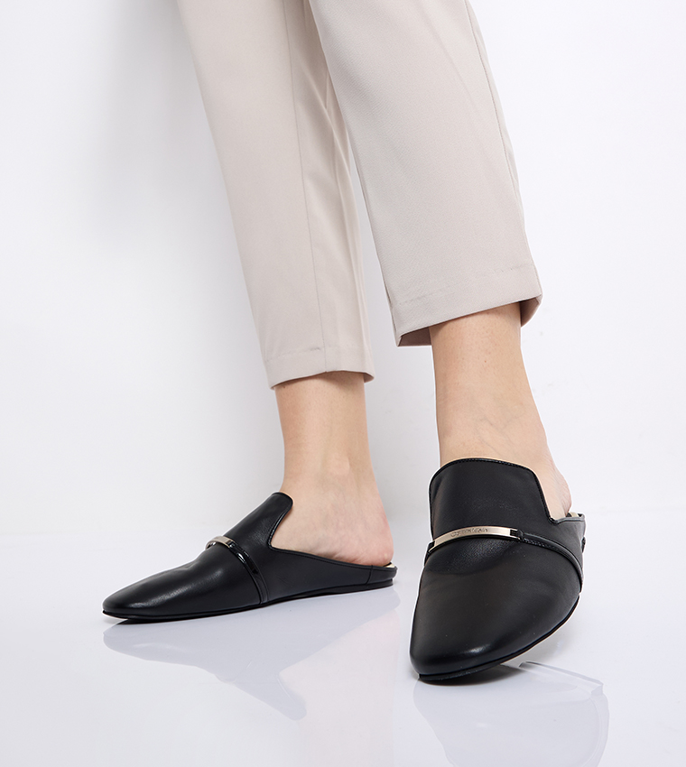 حذاء مفتوح من الخلف بمقدمة مستديرة وإكسسوار معدني