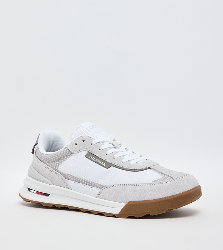 حذاء رياضي كاروهات برباط  