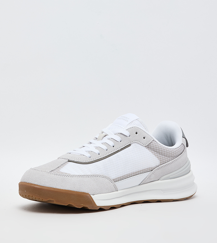 حذاء رياضي كاروهات برباط  