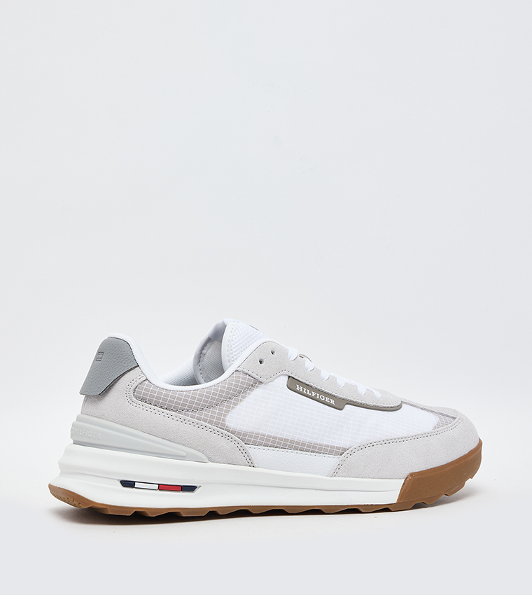 حذاء رياضي كاروهات برباط  