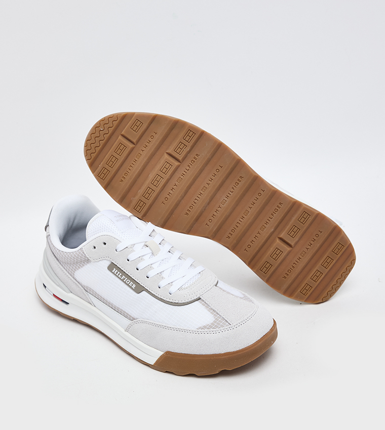 حذاء رياضي كاروهات برباط  