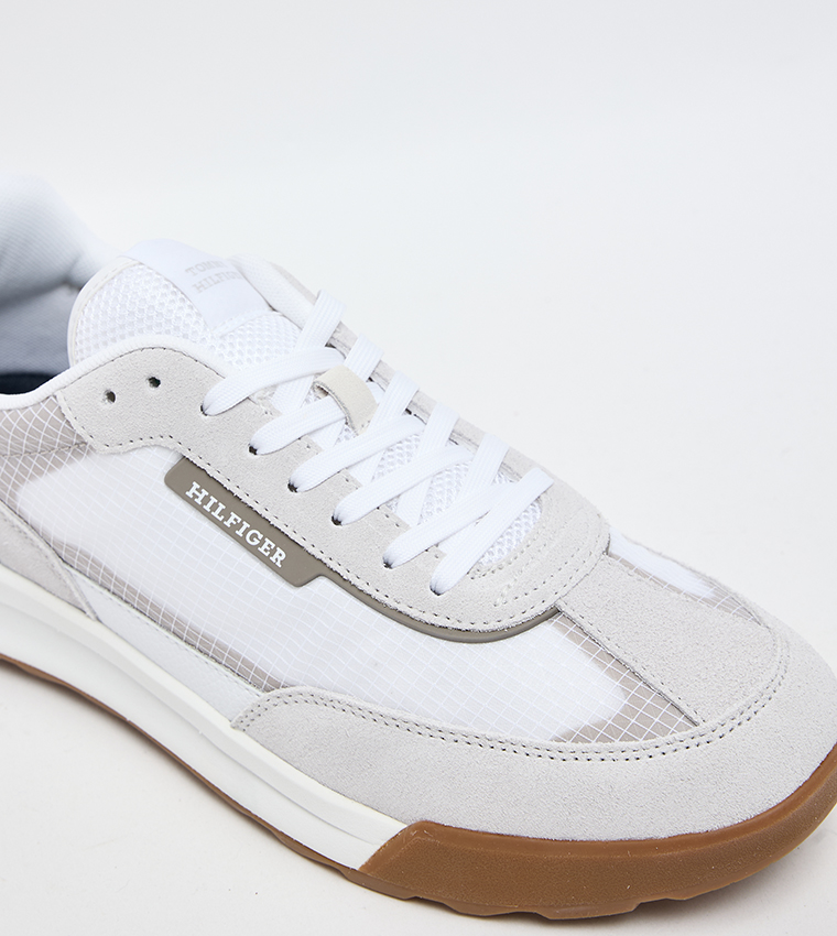 حذاء رياضي كاروهات برباط  