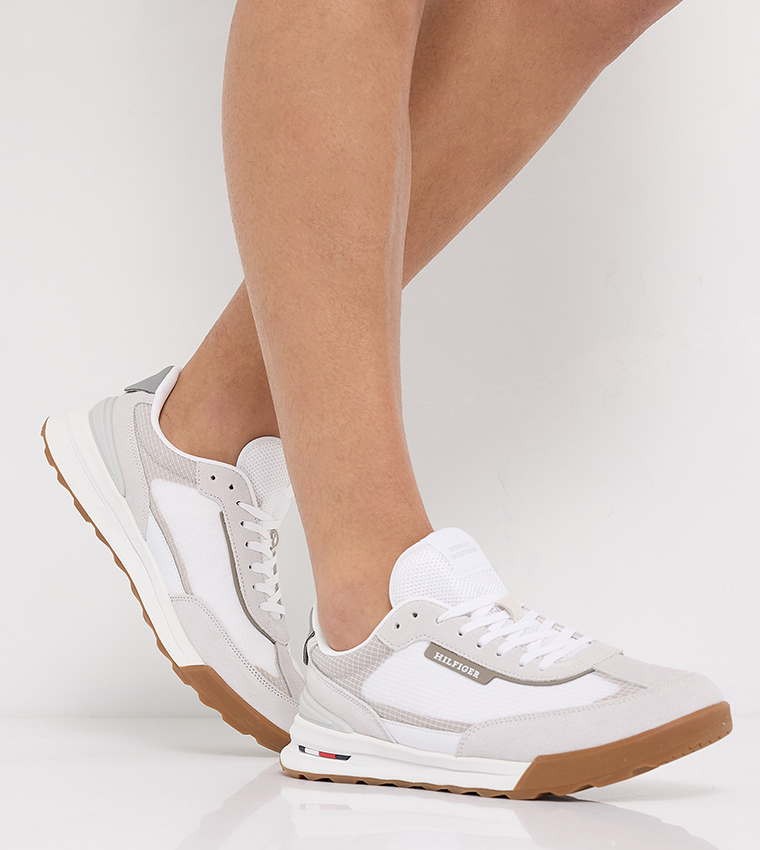 حذاء رياضي كاروهات برباط  