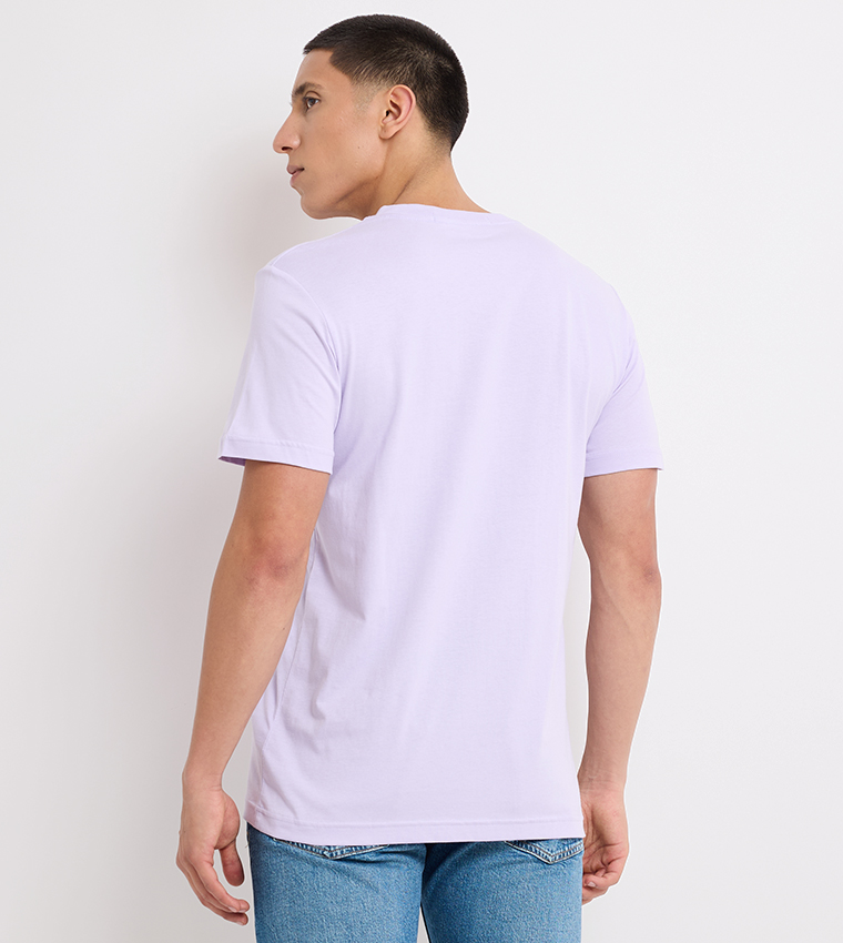 تيشيرت برقبة مستديرة بشعار 