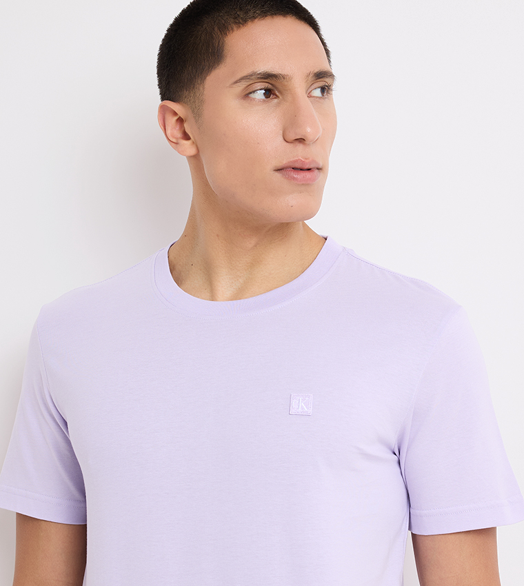 تيشيرت برقبة مستديرة بشعار 