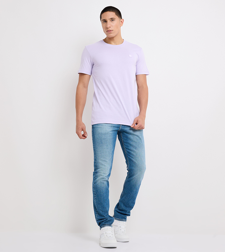 تيشيرت برقبة مستديرة بشعار 