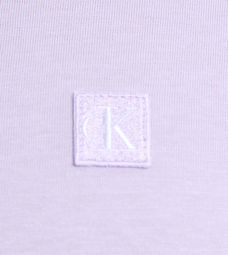 تيشيرت برقبة مستديرة بشعار 