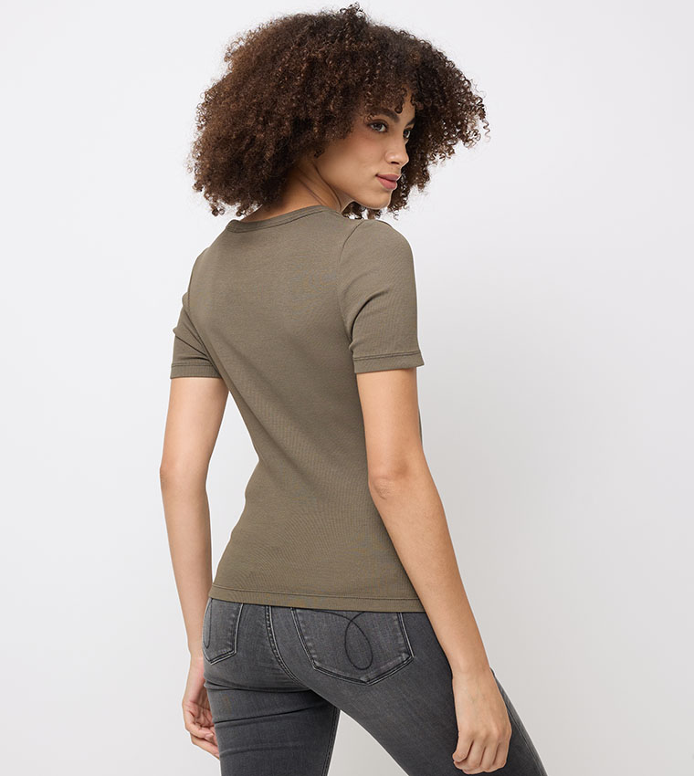 تيشيرت بأكمام قصيرة مرنة 