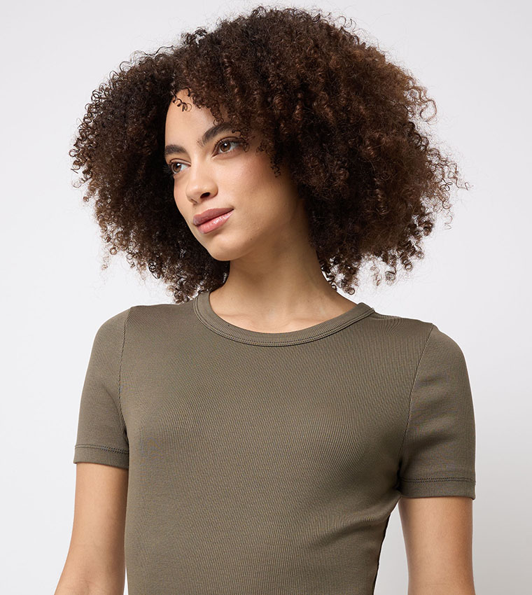 تيشيرت بأكمام قصيرة مرنة 