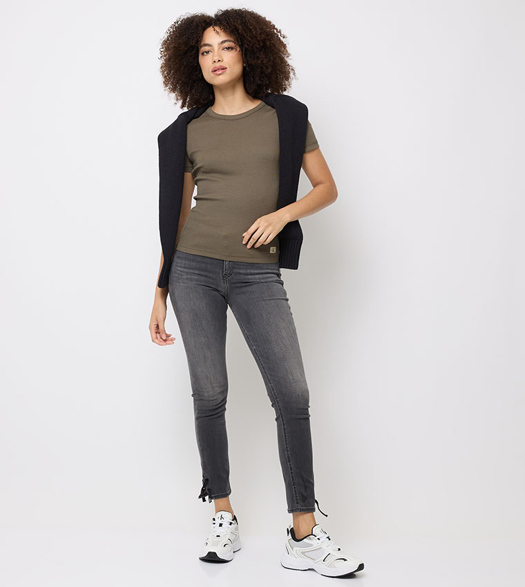 تيشيرت بأكمام قصيرة مرنة 