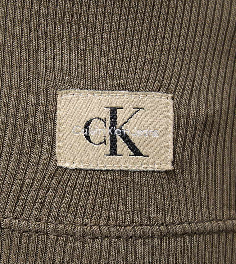 تيشيرت بأكمام قصيرة مرنة 