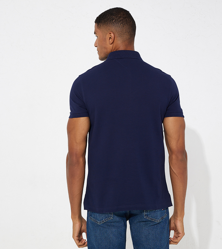 تيشيرت بياقة بولو وقصة ضيقة 