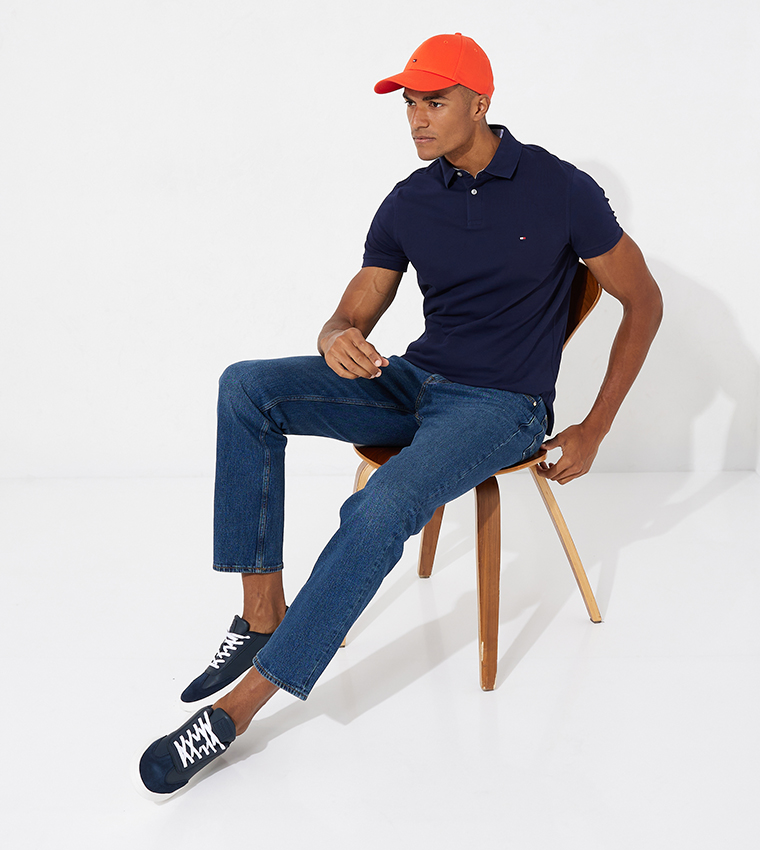 تيشيرت بياقة بولو وقصة ضيقة 