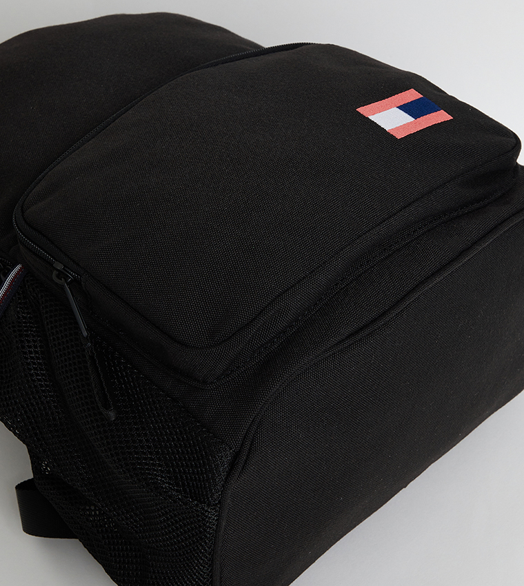 حقيبة ظهر مزينة بالشعار بسحاب 