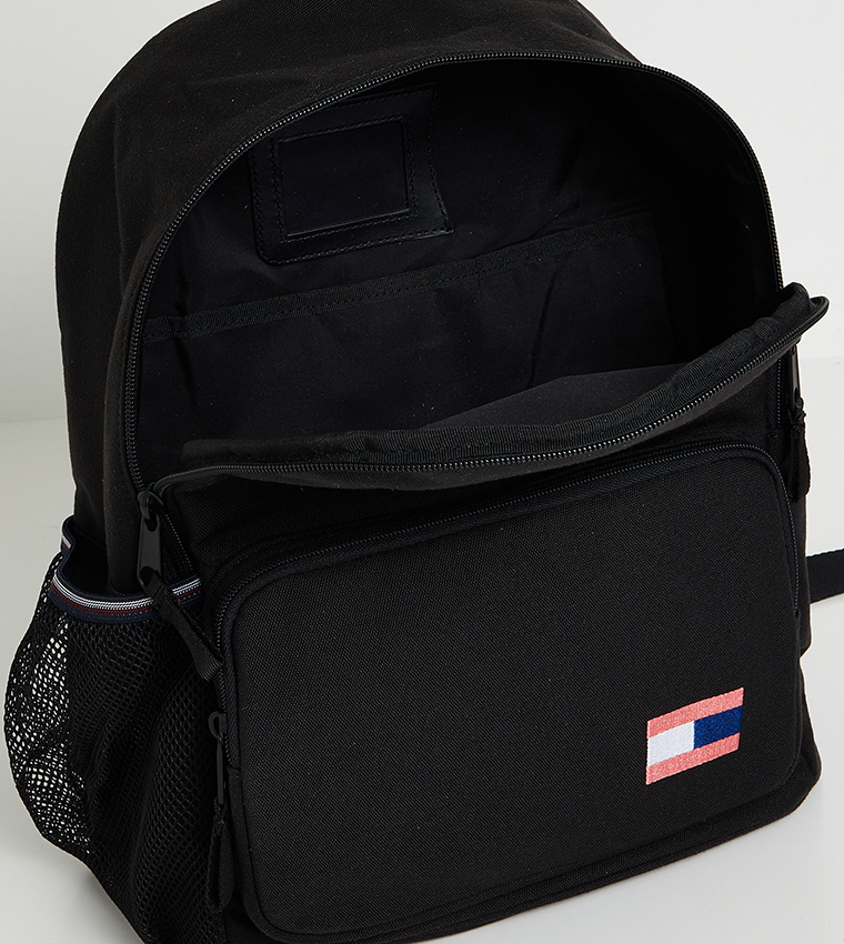 حقيبة ظهر مزينة بالشعار بسحاب 