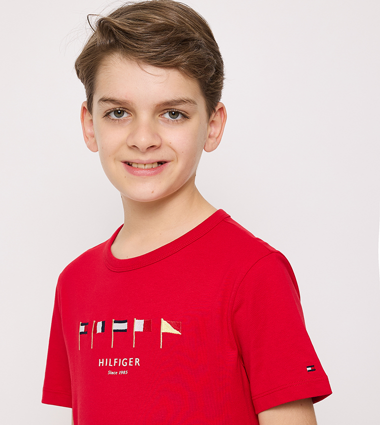 تيشيرت برقبة مستديرة وتطريز علم 