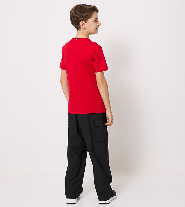 تيشيرت برقبة مستديرة وتطريز علم 