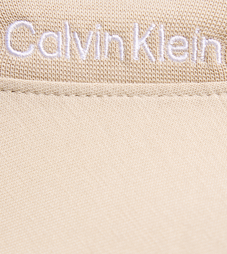 تي شيرت بأكمام قصيرة بشعار