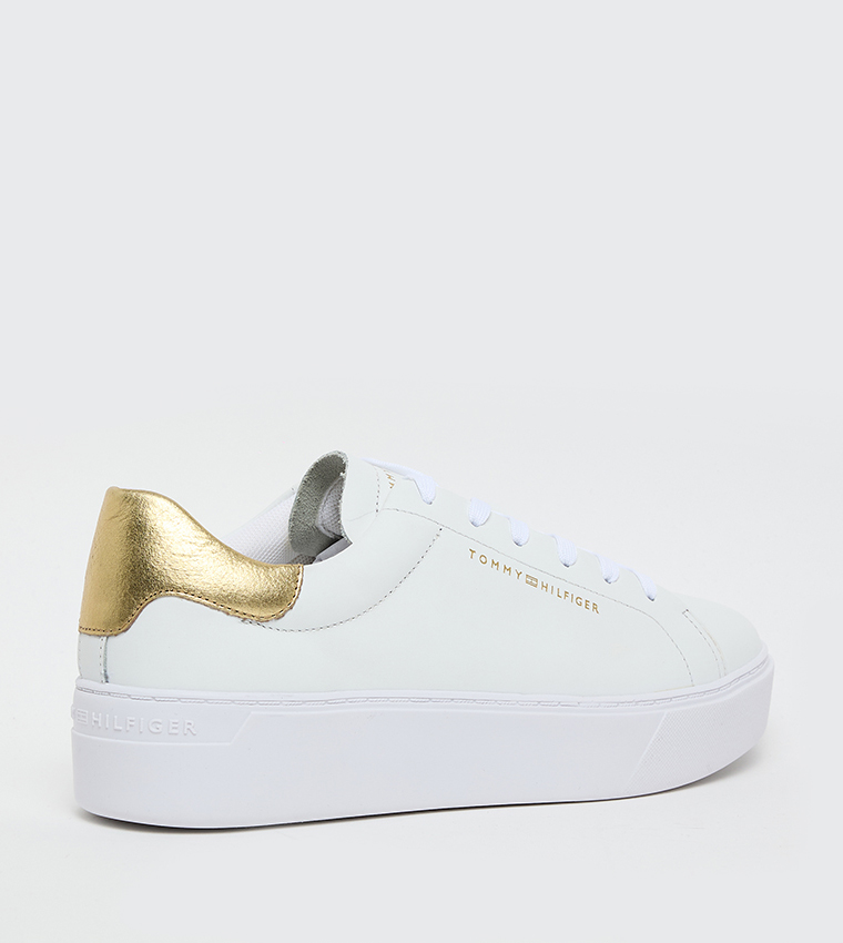 حذاء سنيكرز بلاتفورم برباط وطبعة شعار