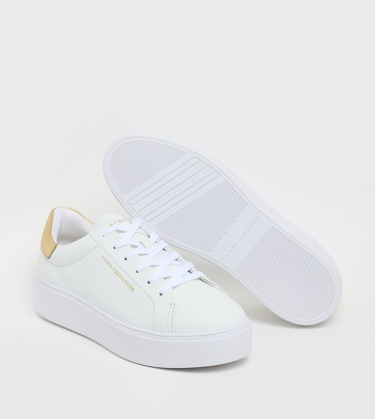 حذاء سنيكرز بلاتفورم برباط وطبعة شعار