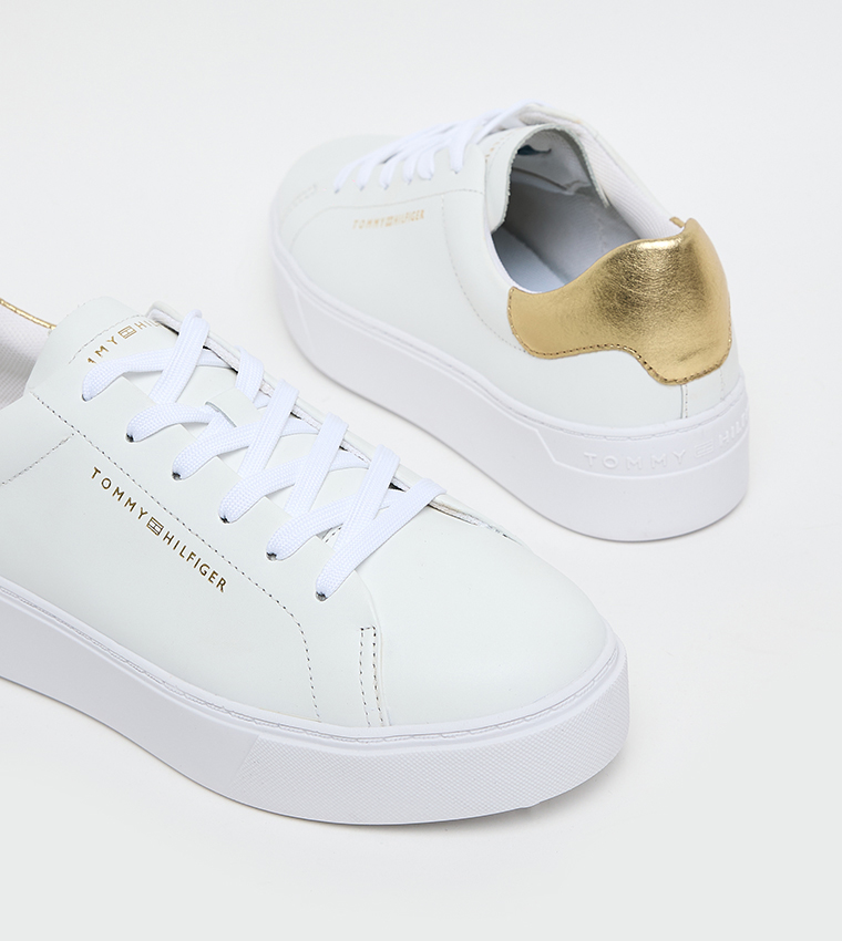 حذاء سنيكرز بلاتفورم برباط وطبعة شعار