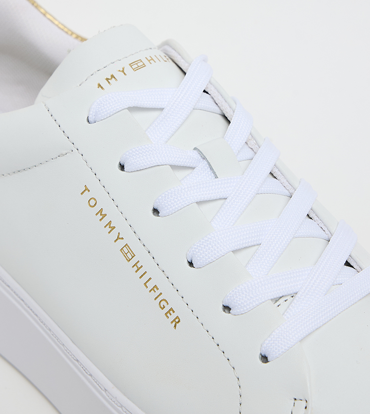 حذاء سنيكرز بلاتفورم برباط وطبعة شعار