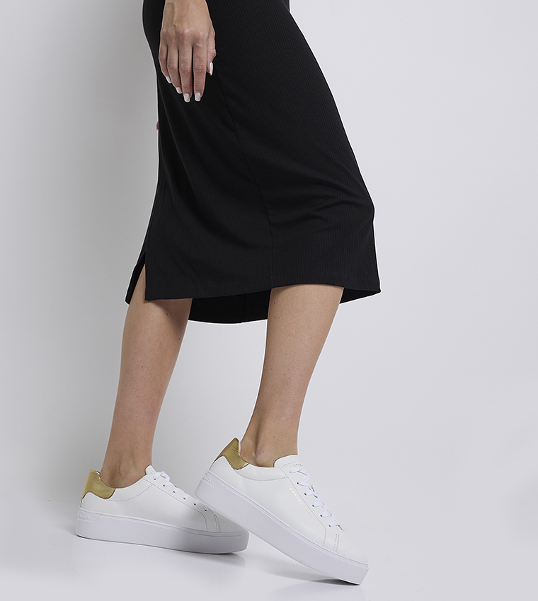 حذاء سنيكرز بلاتفورم برباط وطبعة شعار