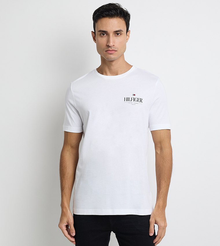 تيشيرت بطبعة الشعار وياقة مستديرة 