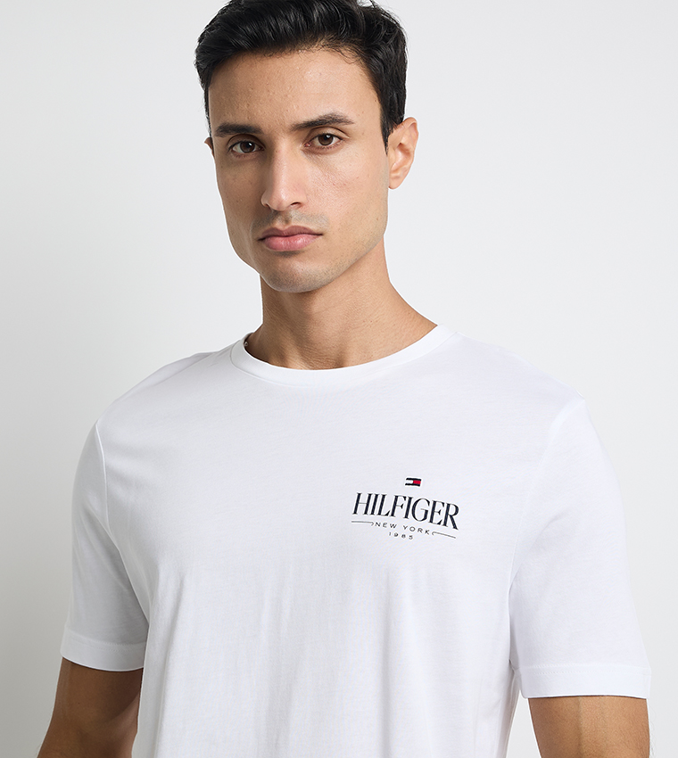 تيشيرت بطبعة الشعار وياقة مستديرة 