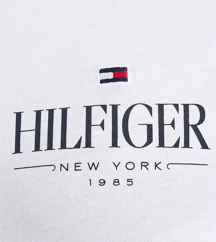 تيشيرت بطبعة الشعار وياقة مستديرة 