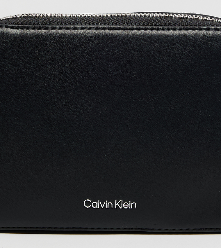 شنطة كاميرا بسحاب وشعار