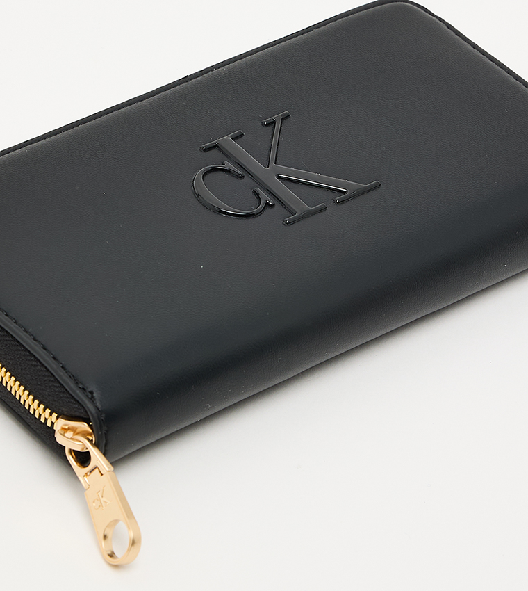 محفظة طويلة بشعار وسحاب دائري 