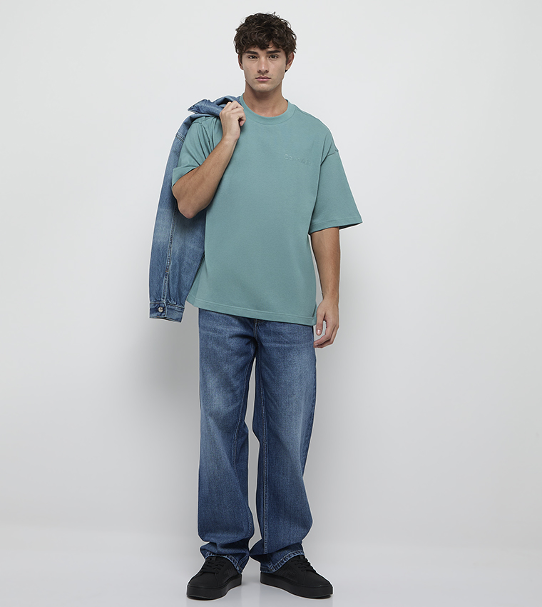 تيشيرت مطرز بشعار وقبة مستديرة 