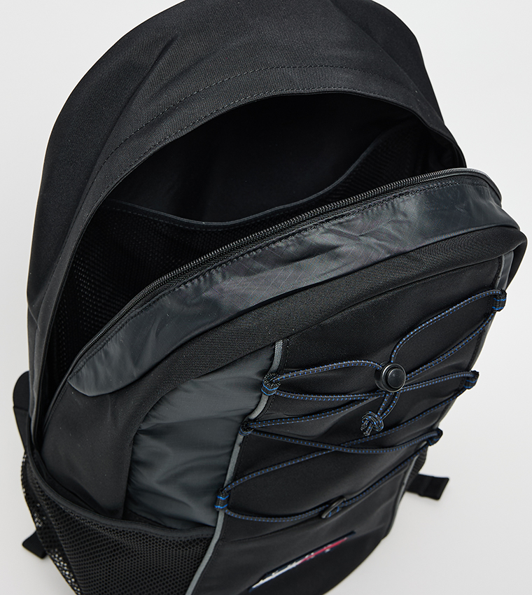 شنطة ظهر بشعار تومي 