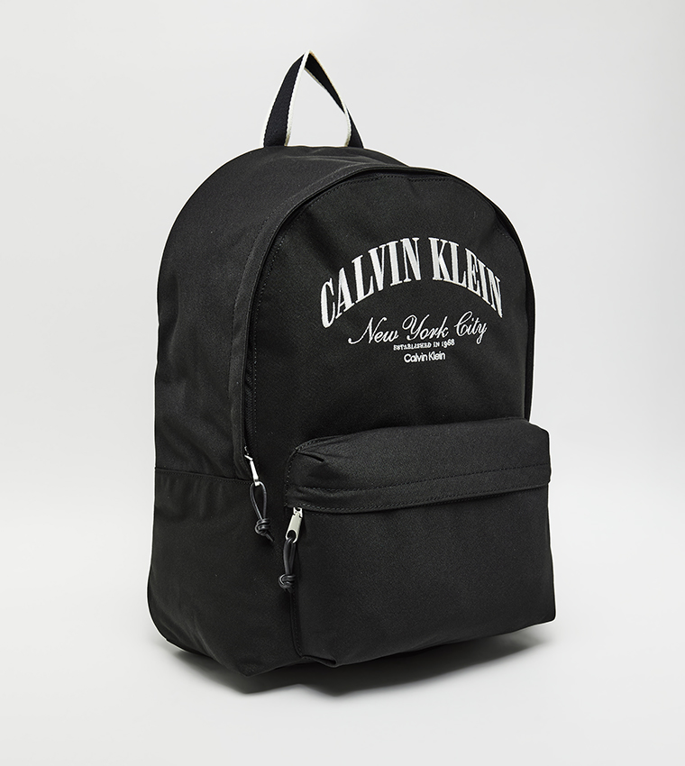 شنطة ظهر كبسول بطبعة شعار