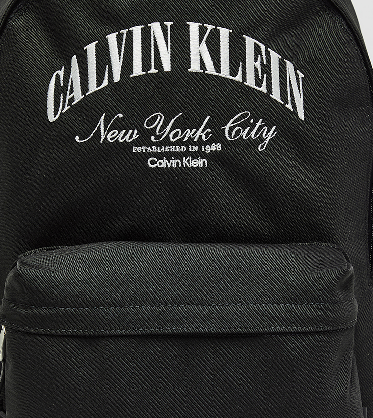 شنطة ظهر كبسول بطبعة شعار